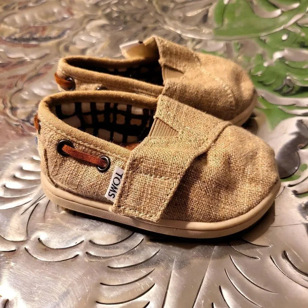 Tom's children size toddler 4, linen with leather strap around back,